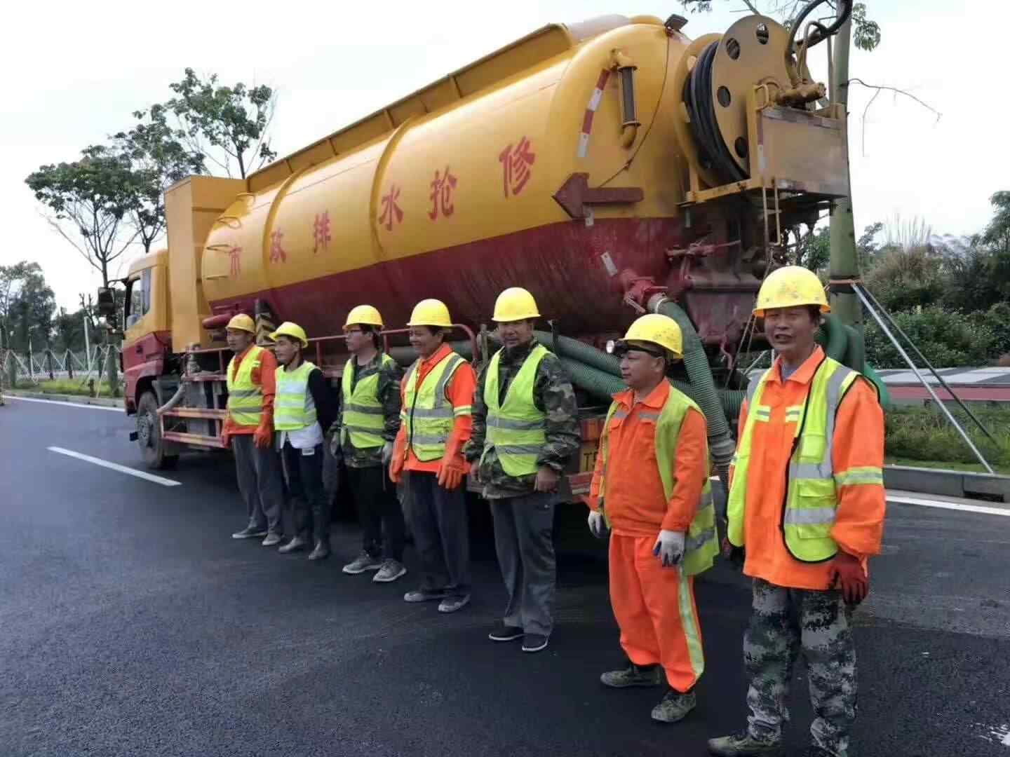 圣科施工团队与管道工程车辆